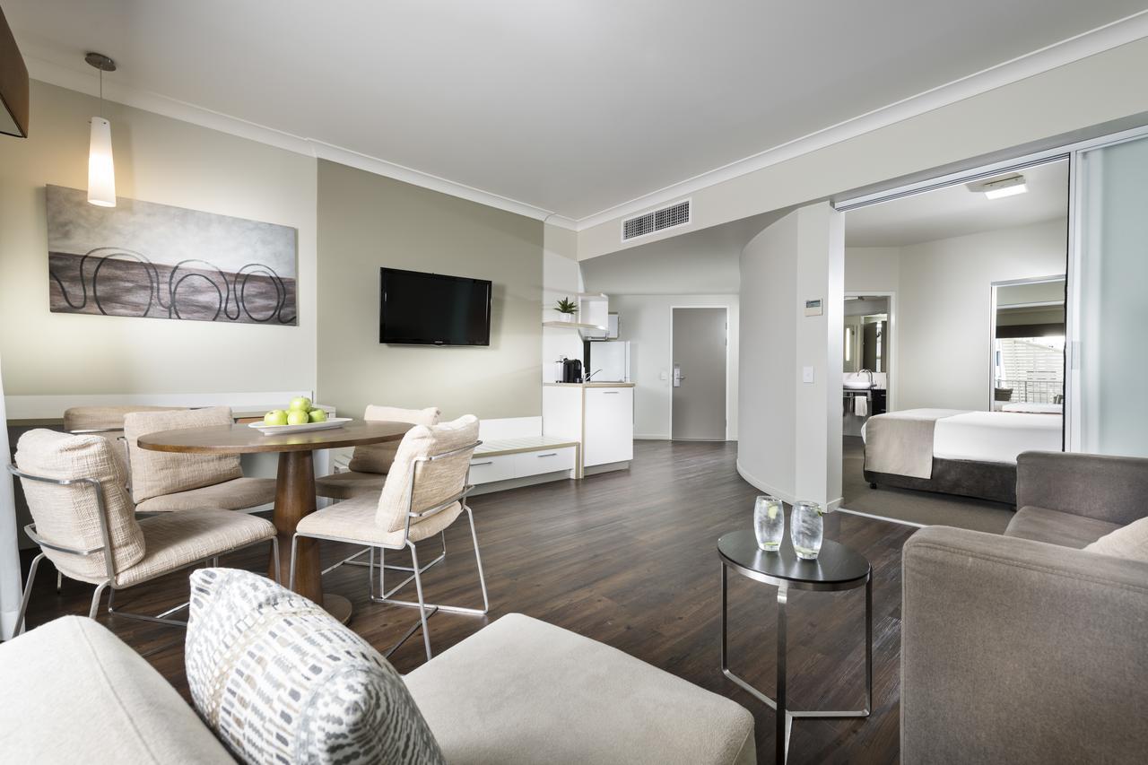 Grand Hotel And Apartments Townsville Bagian luar foto