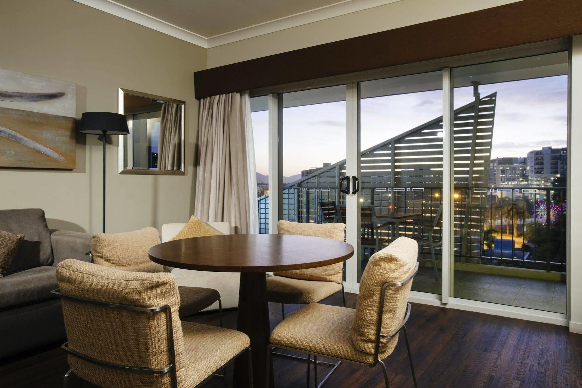 Grand Hotel And Apartments Townsville Bagian luar foto